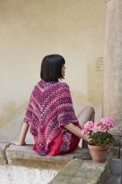 Crocheted triangular shawl Find Your Rainbow aus WOOLADDICTS Artsy 
