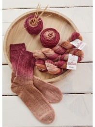 Socken im Rippenmuster aus Meilenweit Merino Hand-Dyed 210 - Kewra (100g)